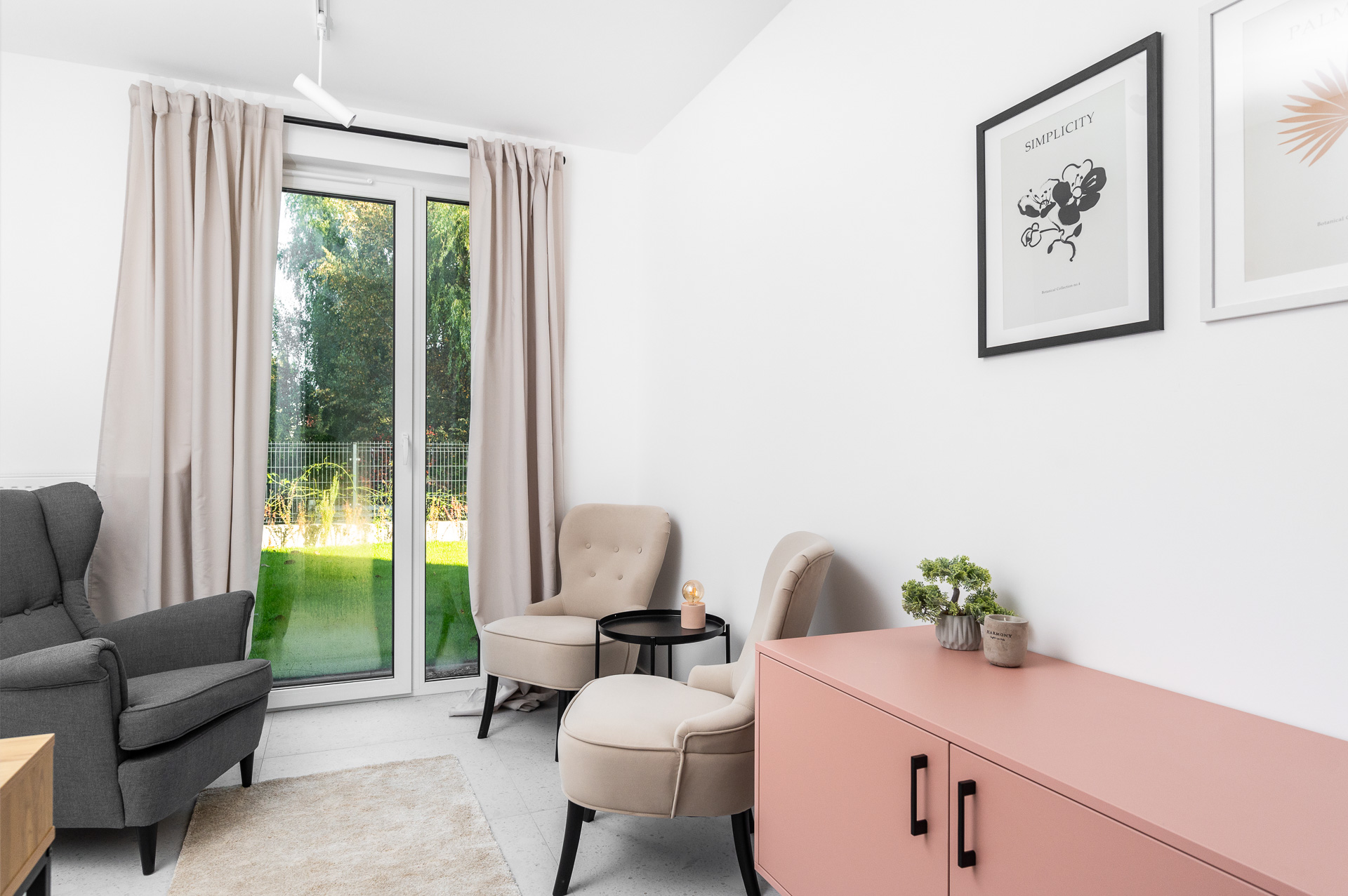 Room with two beige armchairs for rent on a chosen day of the week, Płaszowska 25, Kraków