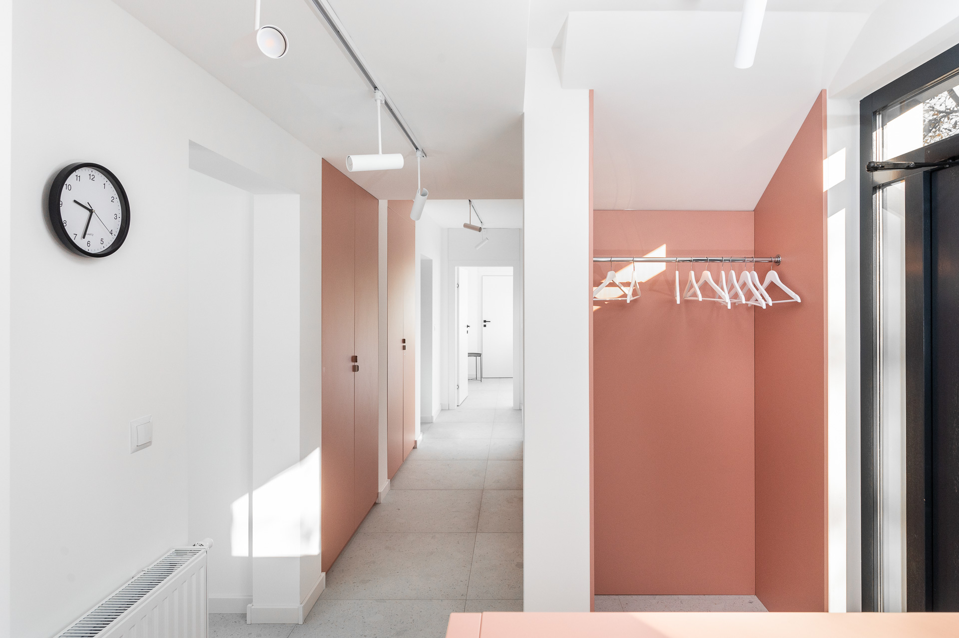 Corridor with a cloakroom and coat hooks next to the rooms, Płaszowska 25, Kraków