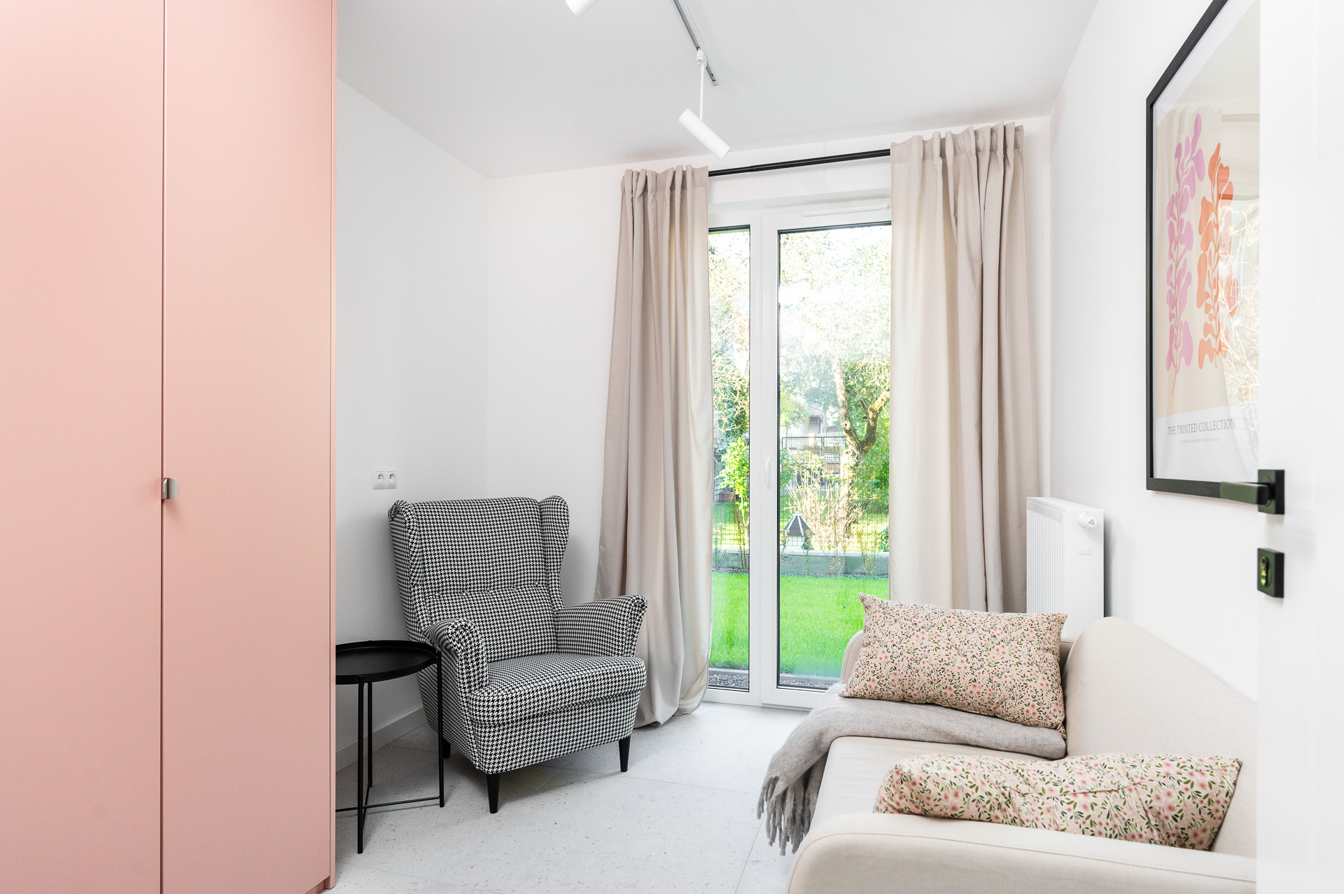Cosy room with a sofa and a wingback armchair for a permanent lease, Płaszowska 25, Kraków