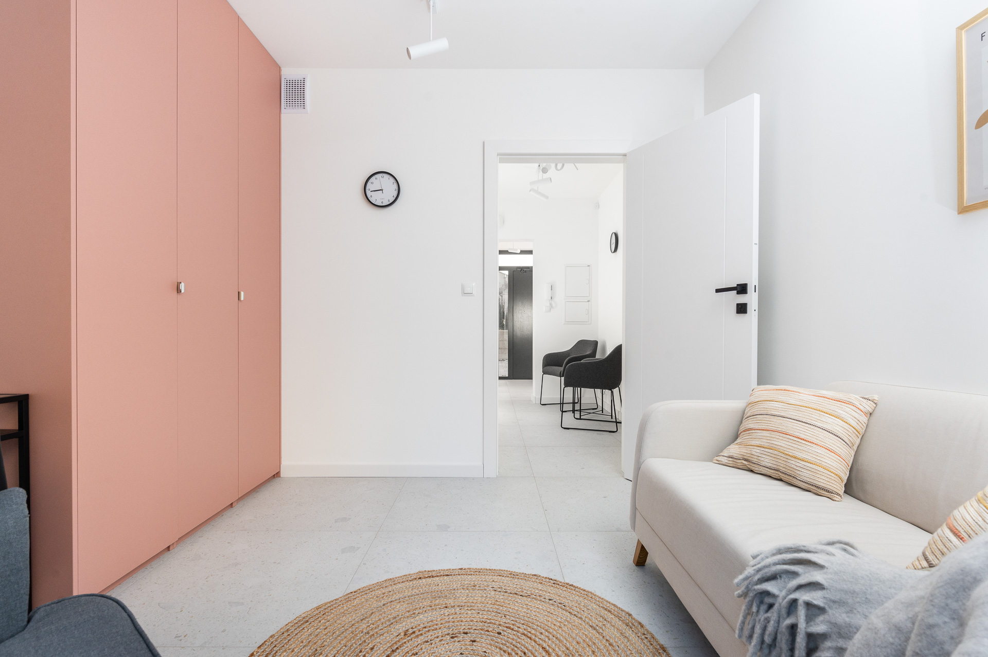 Passage between the rooms with a sofa and a view of the waiting room, Płaszowska 25, Kraków