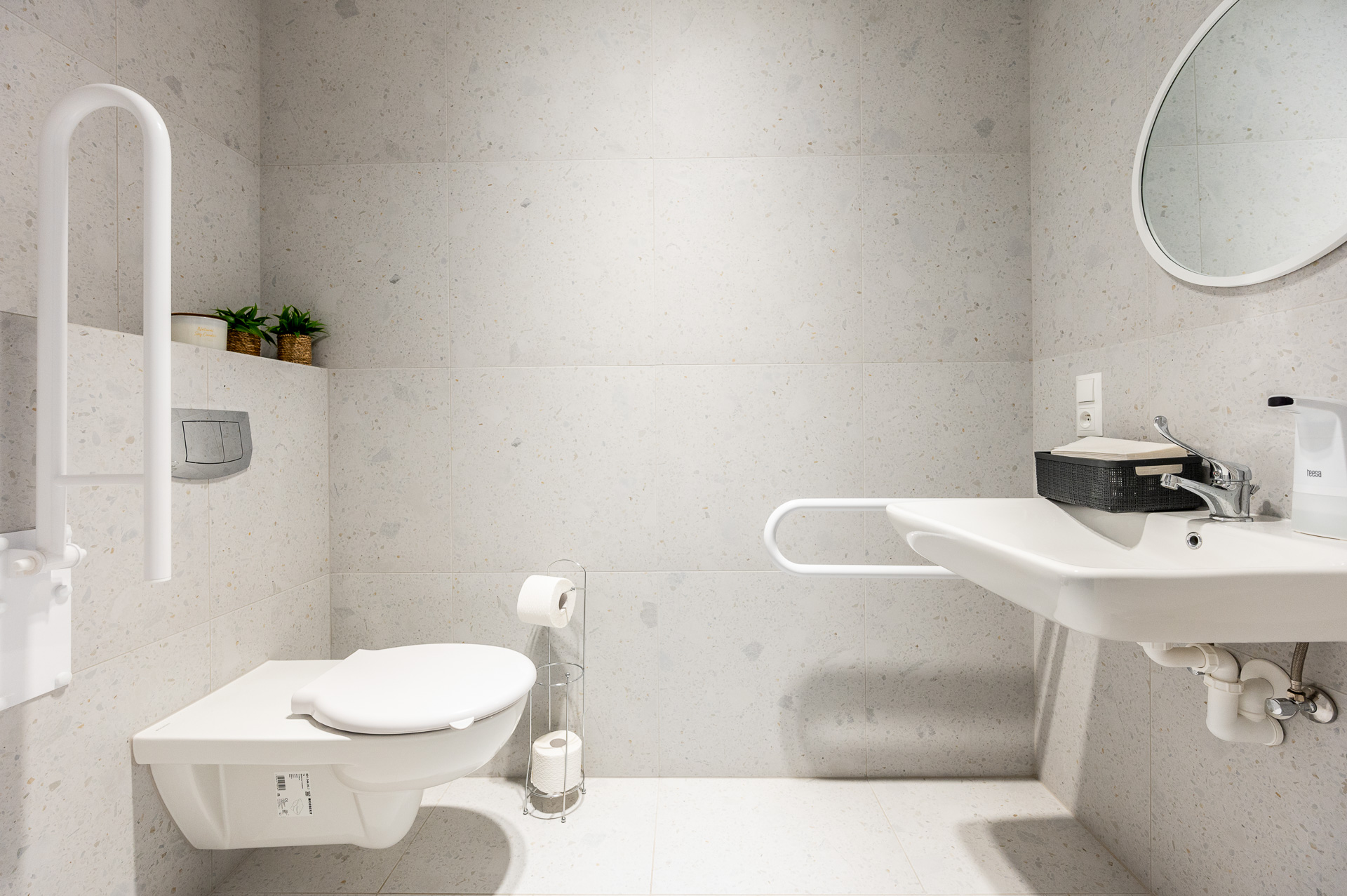 Spacious bathroom accessible to people with disabilities, Płaszowska 25, Kraków